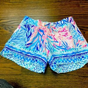 Like new Lilly shorts! Beautiful retired print!